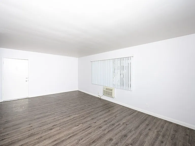 Whitsett Courtyard Apartments — Photo 7