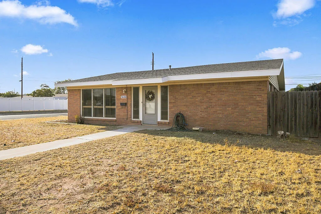 3 bed, 2.0 bath, 1704 sqft, $2,500 — Photo 1