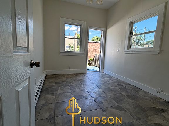 4th image of 42.5 Jewett Ave #3
