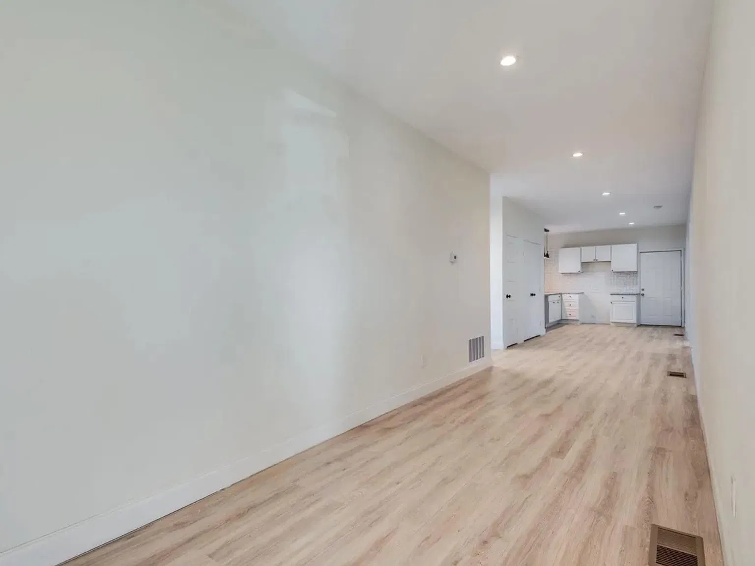 3 bed, 2.0 bath, 2616 sqft, $2,200 — Photo 3