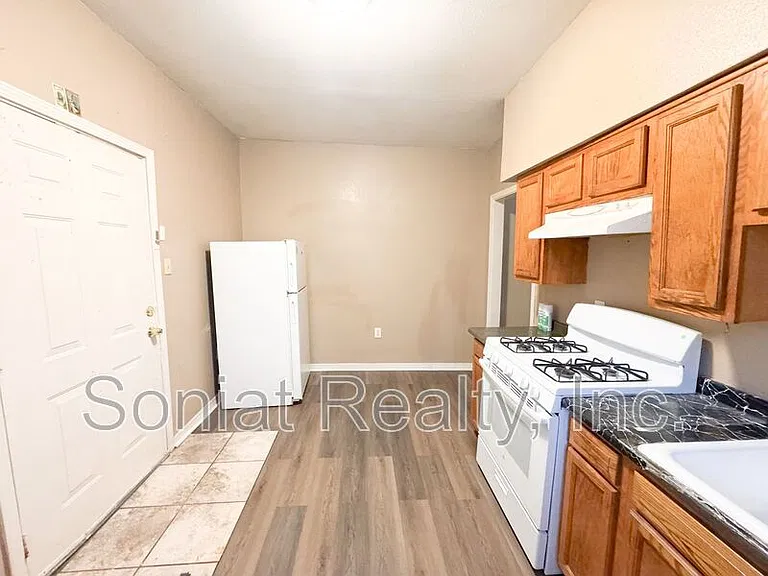 1941 Independence St — Photo 6