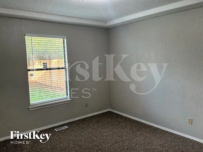 1008 Sennybridge Dr — Photo 11