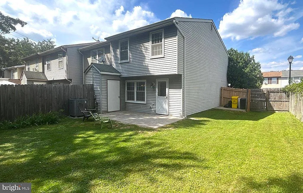 3 bed, 1116 sqft, $2,340 — Photo 2