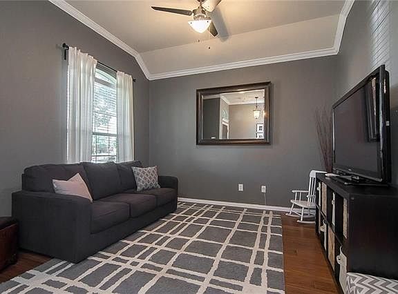 3rd image of 1725 Broadmoor Dr