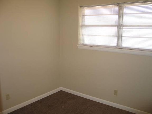 New paint/carpet in 3 bed