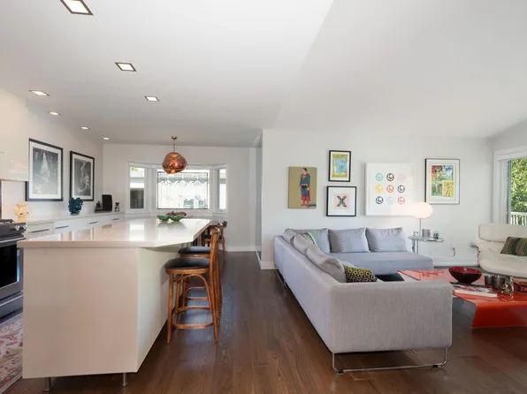 1696 W 10th Ave #301, Vancouver, BC V6J 2A1