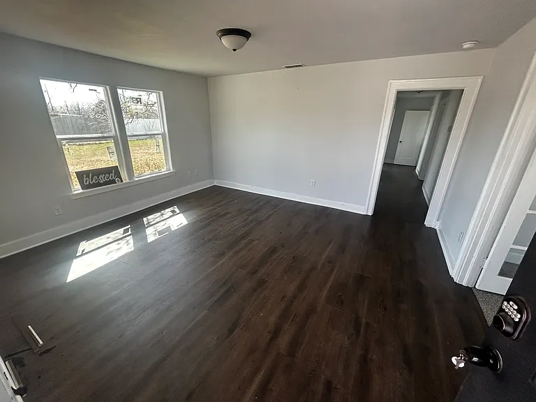 1742 Victoria St — Photo 2