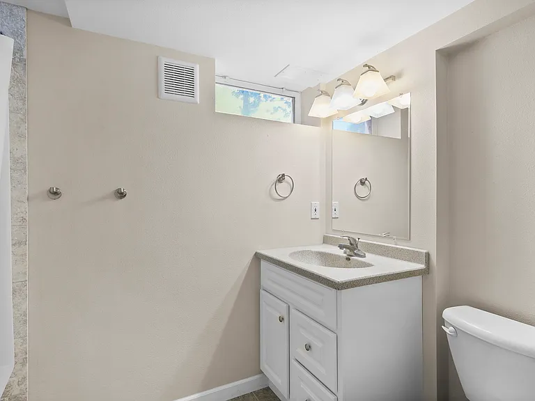 Lower level - Bathroom