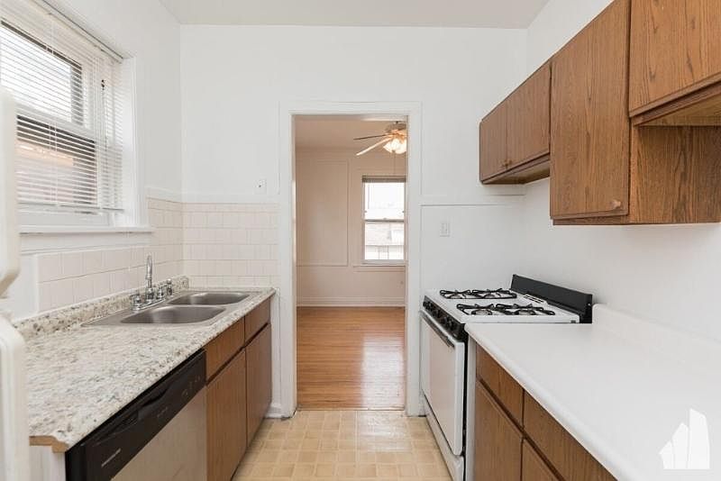 1st image of 738 W Aldine Ave APT 2E