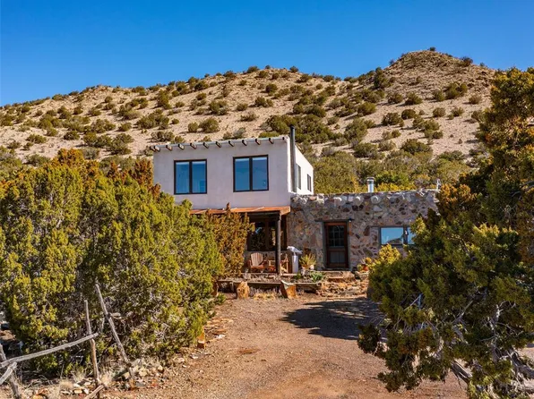 35 Grateful Way, Cerrillos, NM 87010