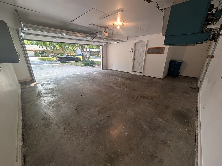 10207 Pilgrim Ln N — Photo 31