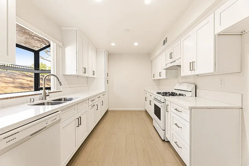 2 bed, 2.0 bath, 1200 sqft, $2,200 — Photo 2