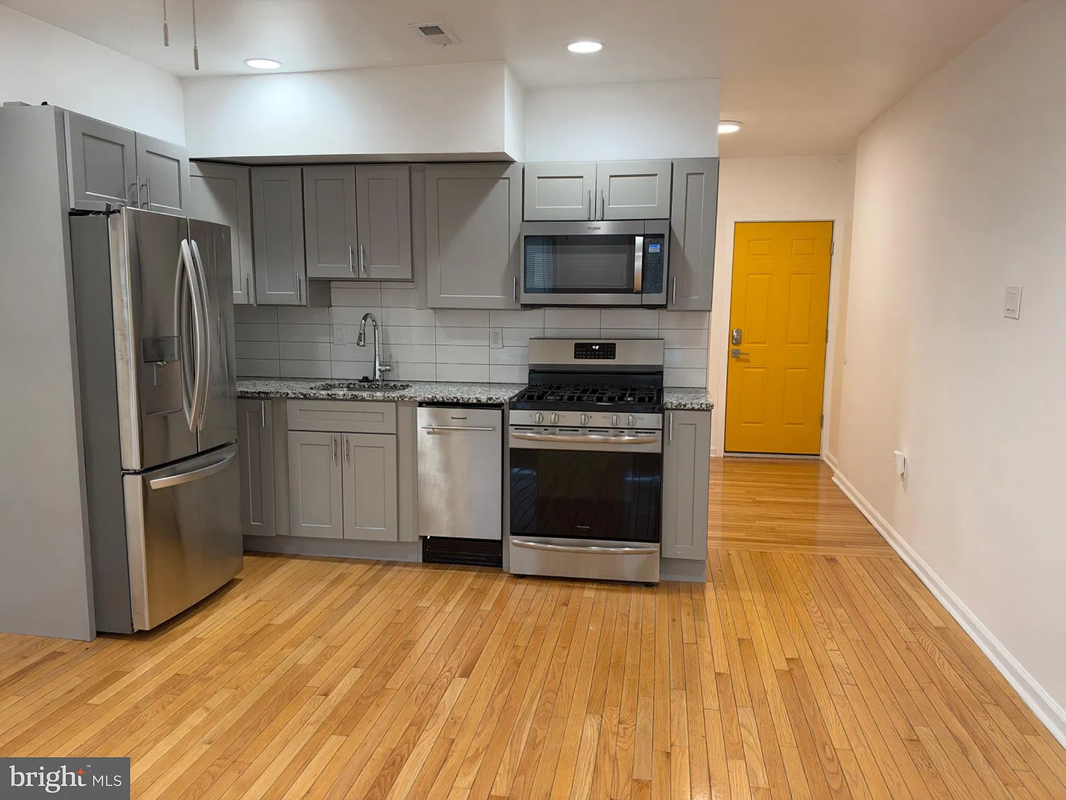 2 bed, 1.0 bath, 2176 sqft, $1,550 — Photo 1