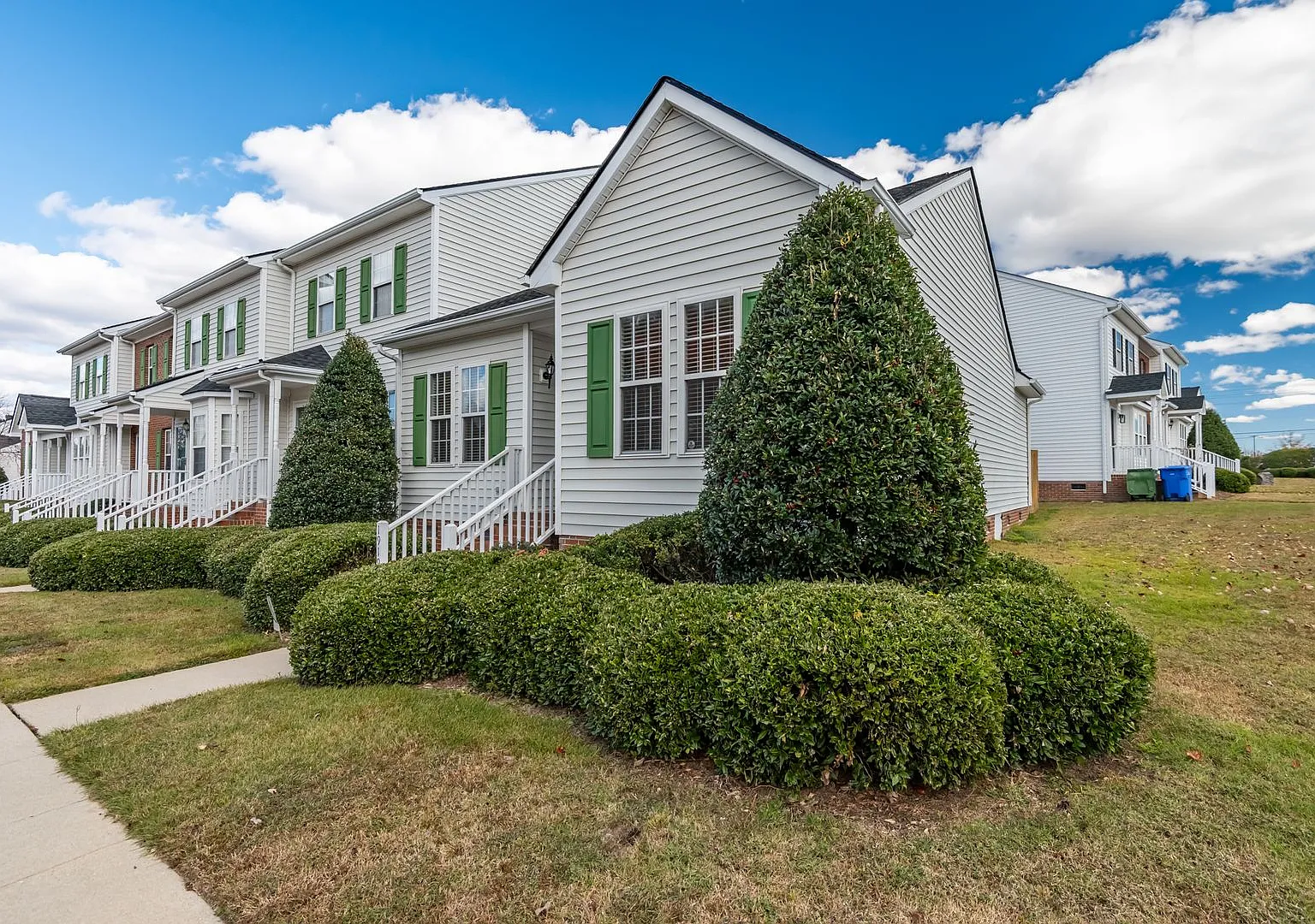 Cute 2 Bedroom Ranch Townhome - With Covered Deck and Fenced in Yard! Fuquay Varina - Available Now! — Photo 3