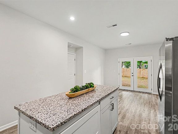 4th image of 122 Johndy Ave