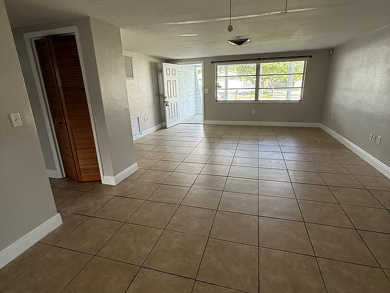 4624 Durney St — Photo 3