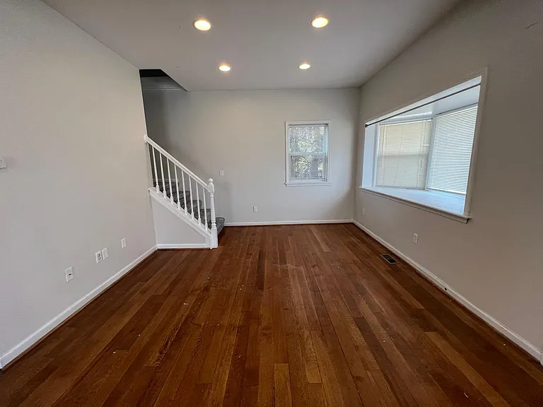 28033 Rosemont St — Photo 5