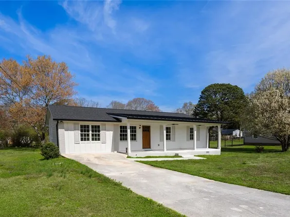 376 Lakewood Dr, Social Circle, GA 30025