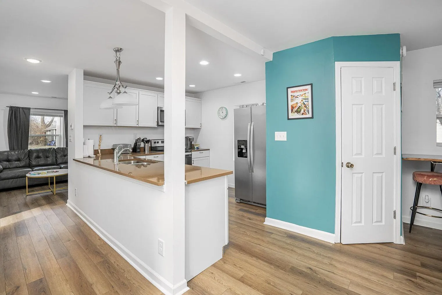 3 bed, 2.0 bath, 893 sqft, $2,617 — Photo 3
