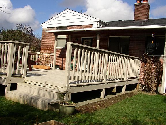 Spacious deck, fenced back yard