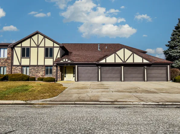 10 Crystal Ct #D2, Pontiac, IL 61764