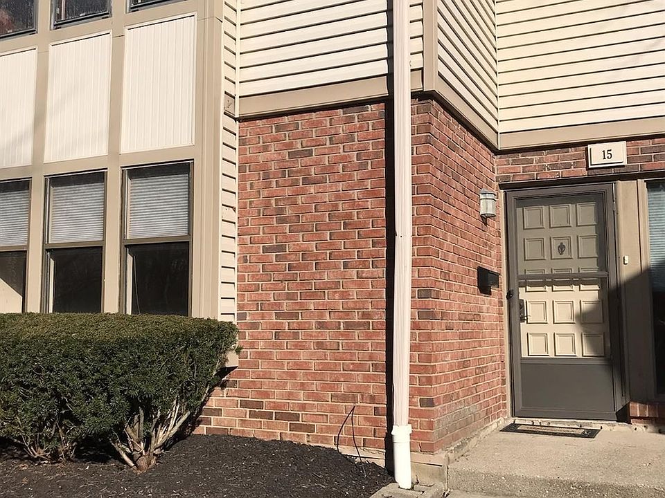1st image of 15 Woodview Ct