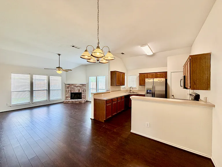 1302 Old Knoll Dr — Photo 8
