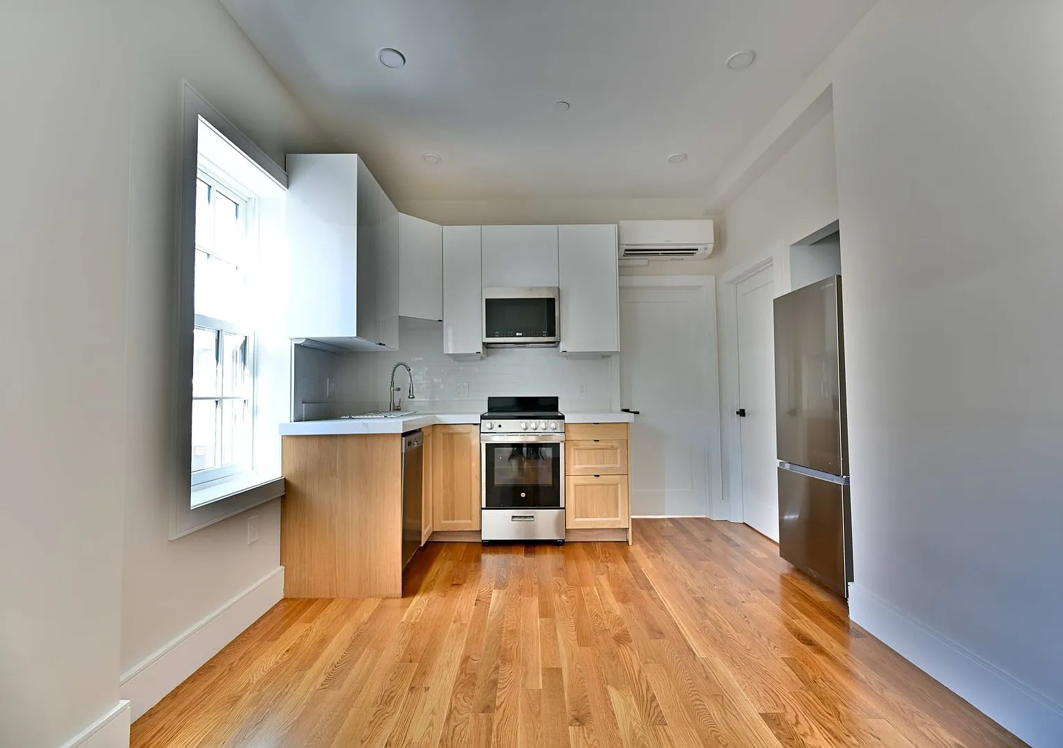 Bay Village Apartment with Home Office Space and No Fee — Photo 1
