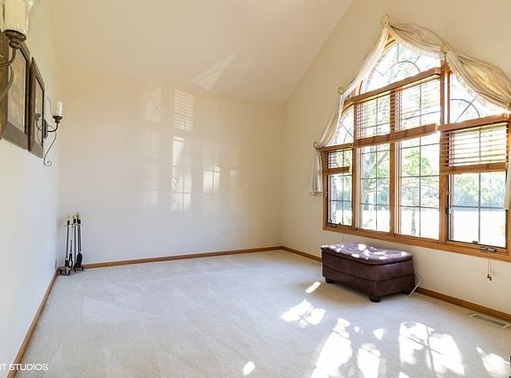 2nd image of 10400 Emerald Ave