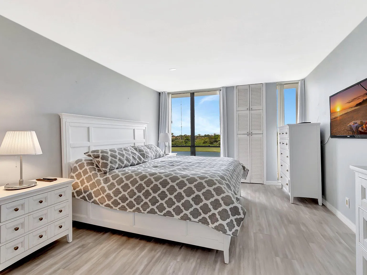 2 bed, 2.0 bath, 1050 sqft, $4,500 — Photo 3