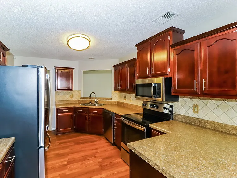 15 Oakland Woods Cv — Photo 11