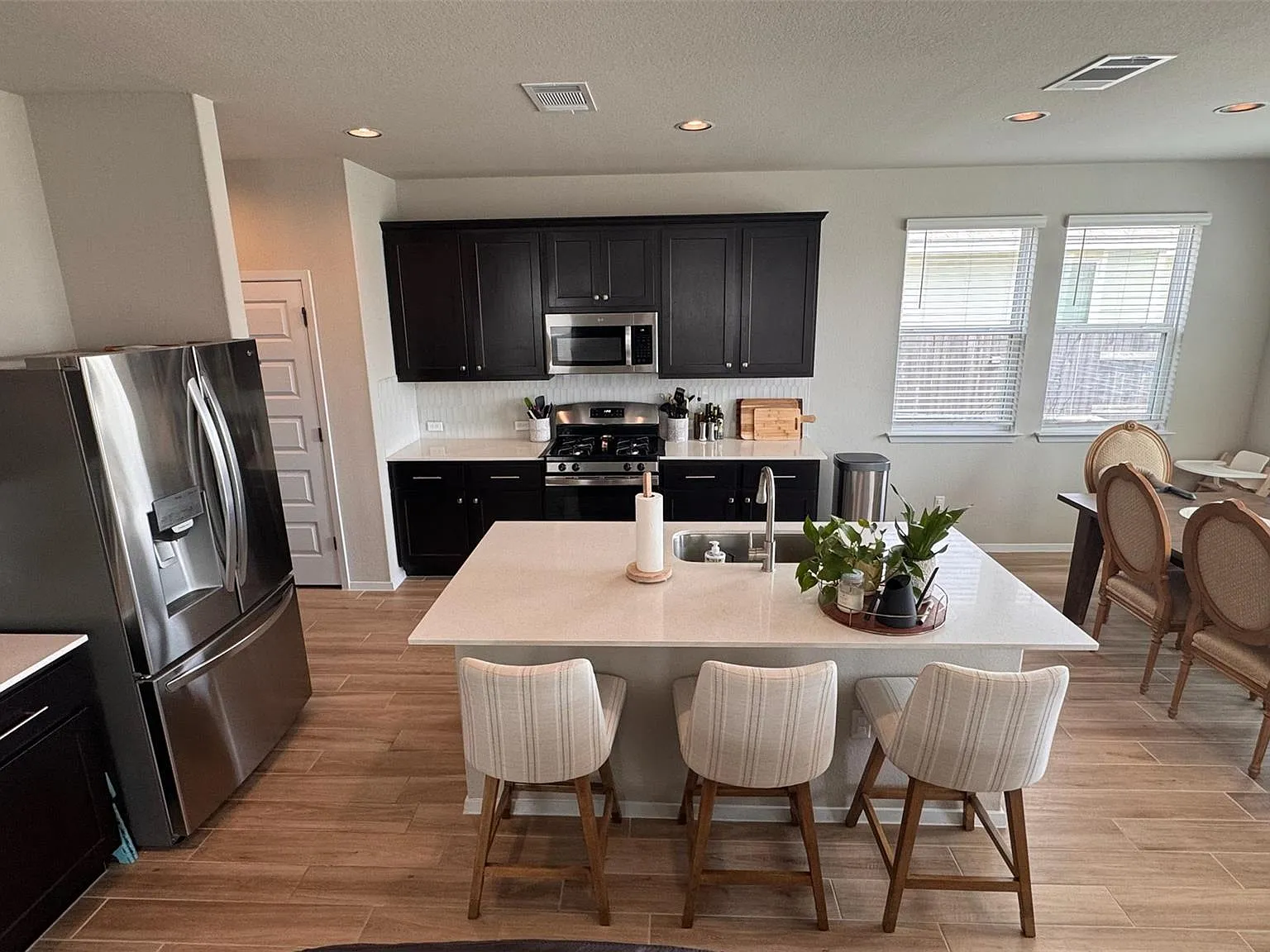 3 bed, 2.5 bath, 1840 sqft, $2,100 — Photo 3