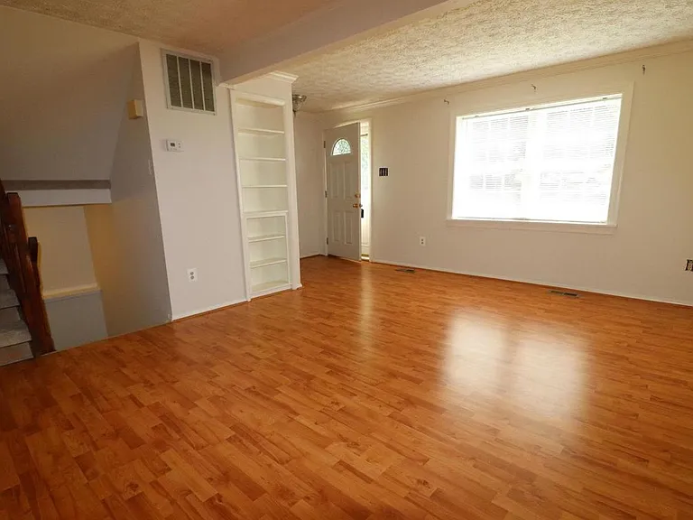 5512 Whitfield Ct — Photo 2