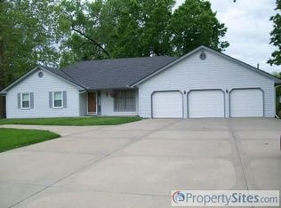 4932 N Old Pike Rd, Gladstone, MO 64118