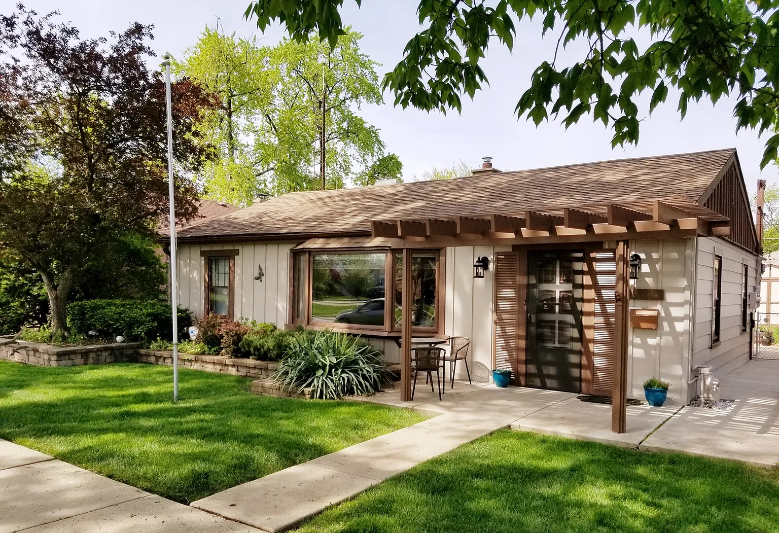2406 Leyden Ave photo 1