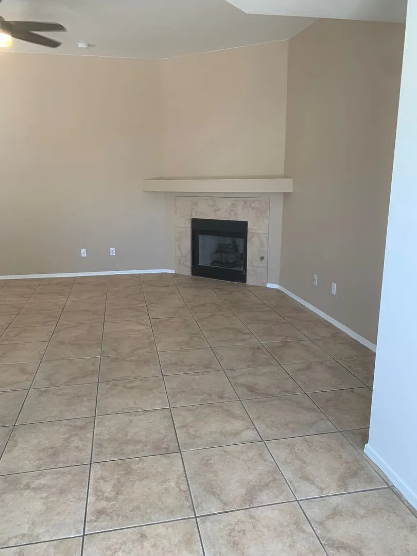 Single Story 2 Bedroom 2 Bath Townhome With Mountain Views and Extra Large Backyard — Photo 4
