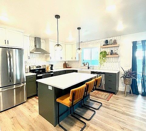 2 pendant lights