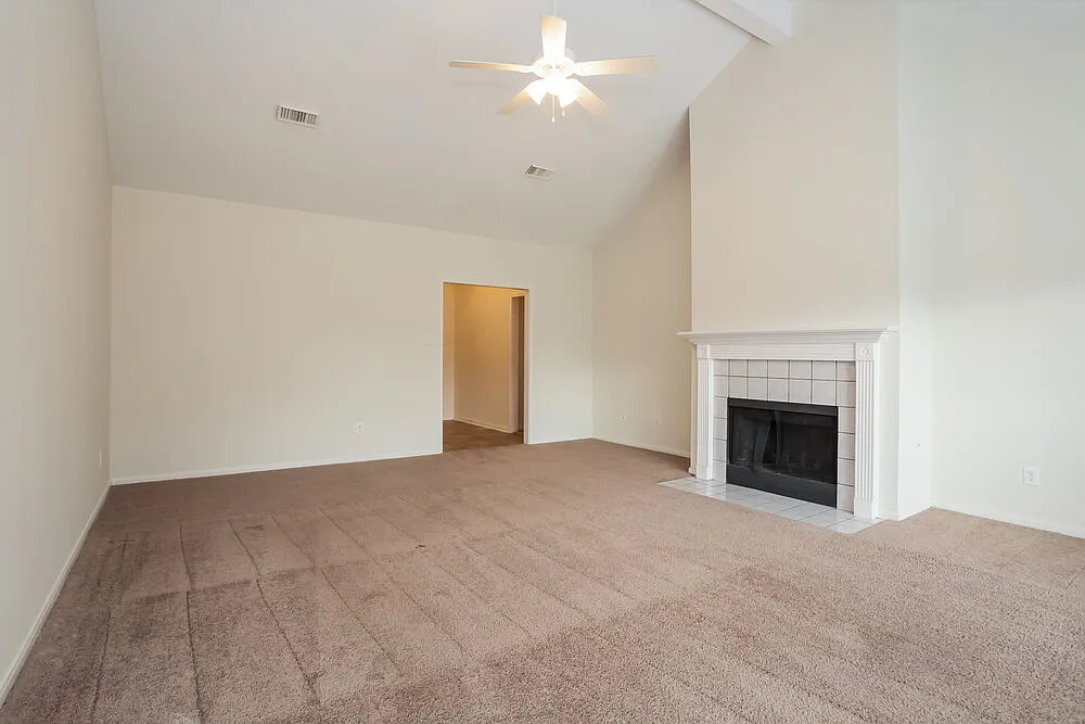4 bed, 2.0 bath, 2365 sqft, $2,400 — Photo 2