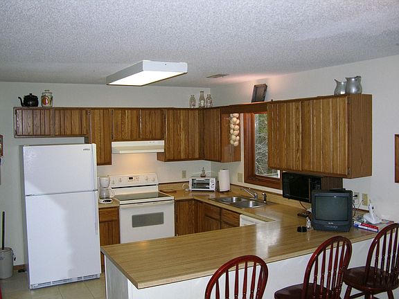 Kitchen w/Smooth Top Range