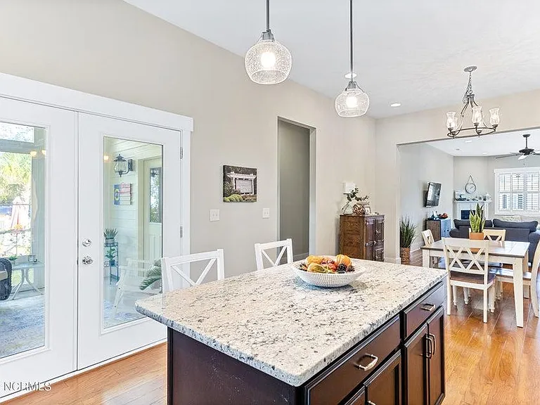 1912 Fernwood Way — Photo 6