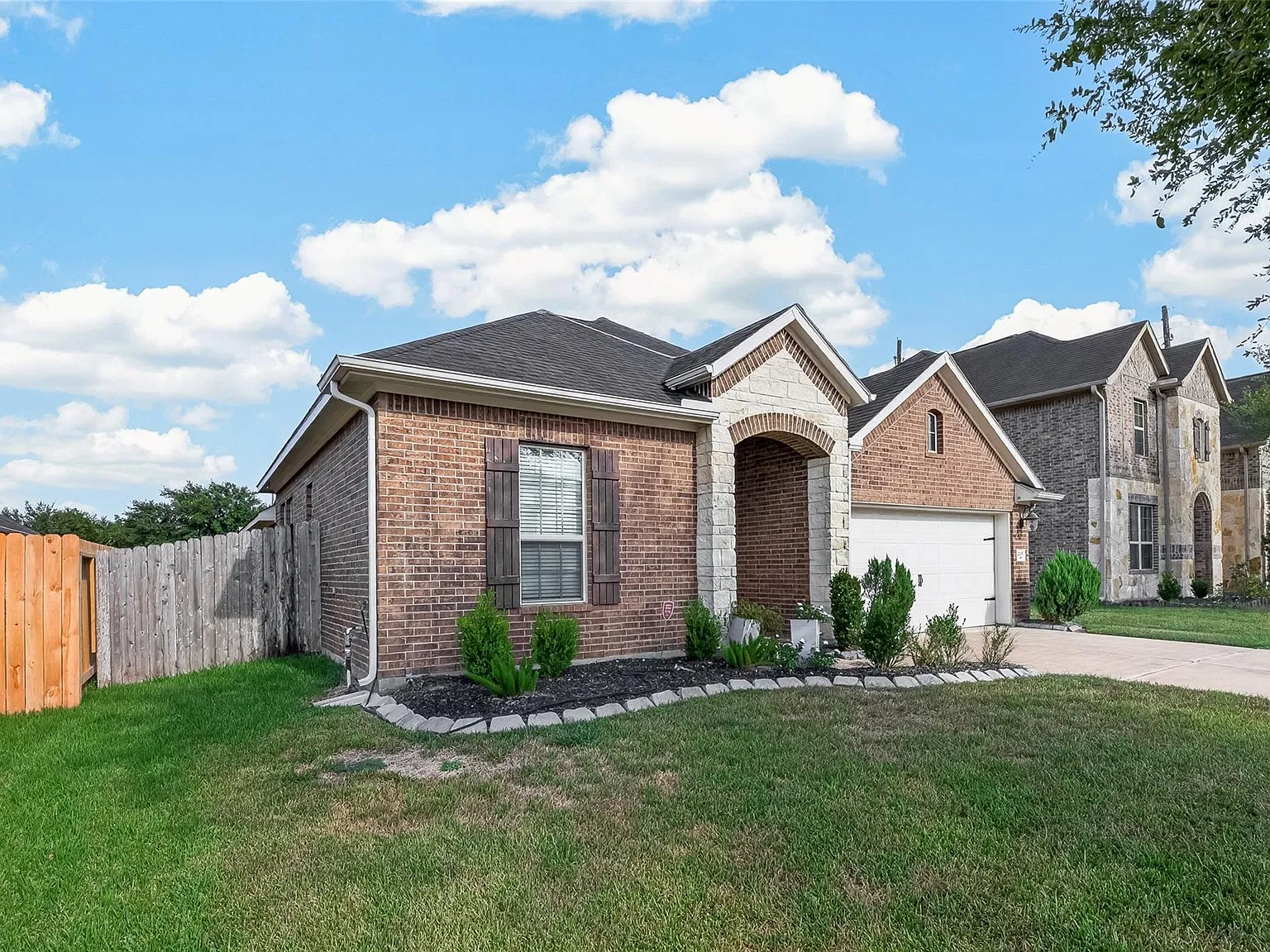 3 bed, 2.5 bath, 2092 sqft, $2,500 — Photo 2