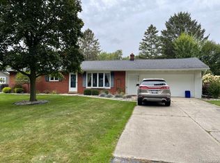 8190 Medallion Dr, Saginaw, MI 48609