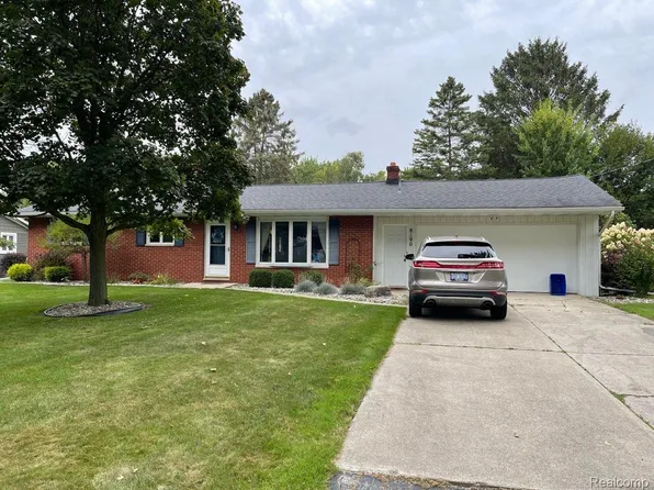 8190 Medallion Dr, Saginaw, MI 48609
