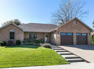 775 Carriage Hill Dr, Dubuque, IA 52003