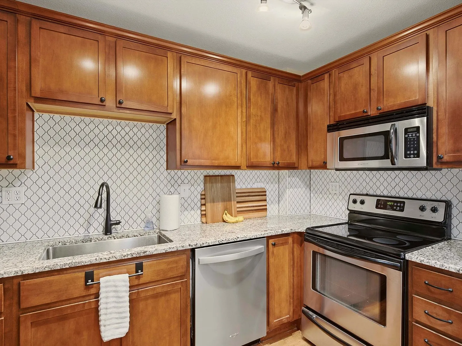 1 bed, 756 sqft, $1,600 — Photo 2