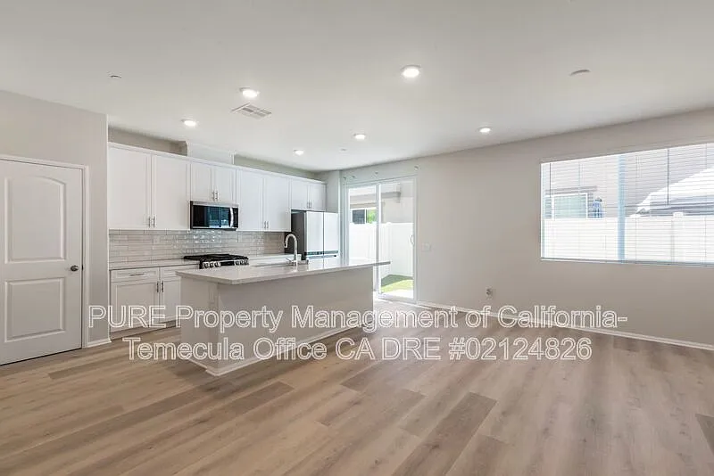 3 bed, 2.5 bath, 1504 sqft, $3,095 — Photo 2