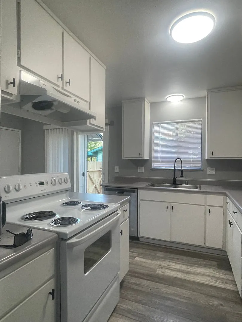 3 Bed 2 Bath House Is Shasta Lake — Photo 3