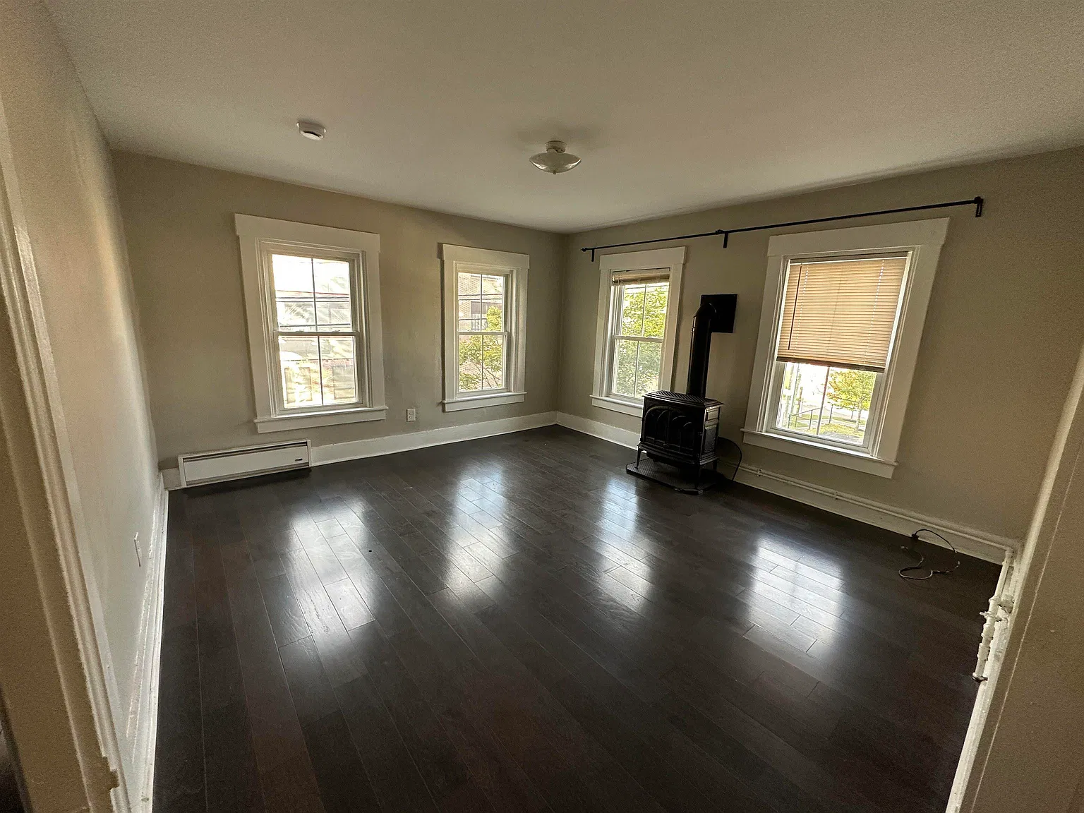 3 bed, 1.0 bath, 1221 sqft, $1,950 — Photo 4