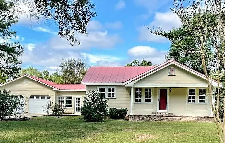 526 Embassy Dr — Photo 1