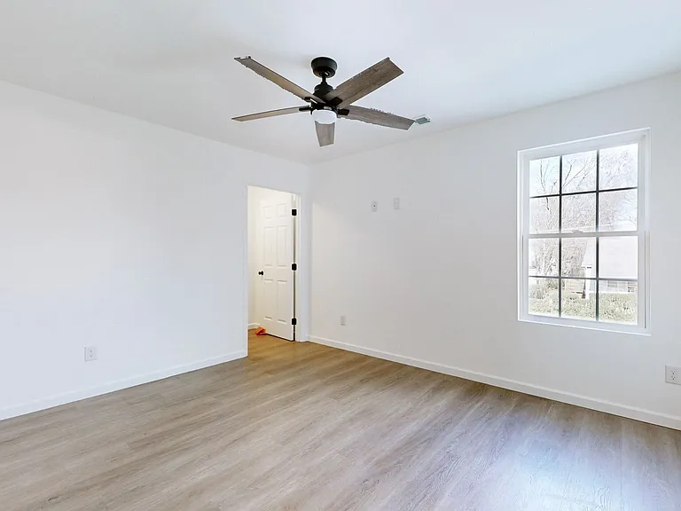 538 E State St — Photo 19
